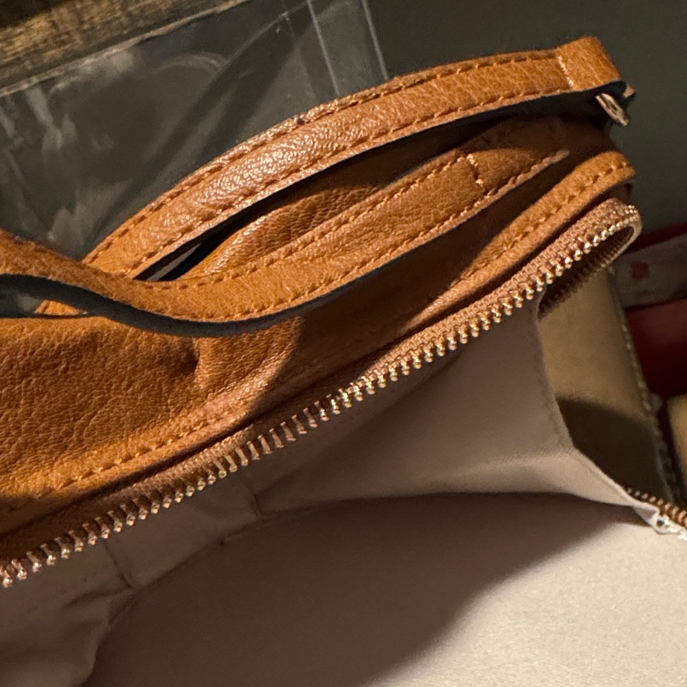 Heart-Shaped Brown Leather Crossbody Bag - Picture 4 of 7